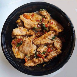 ข้าวกะเพราหมูชิ้น
