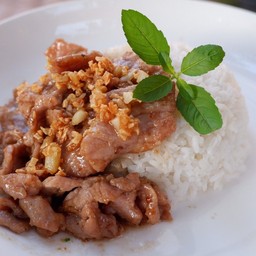ข้าวหมูกระเทียม