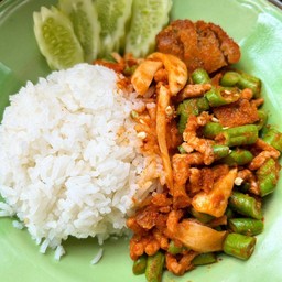 ผัดพริกแกงถั่วใส่ไก่ทอดเจ