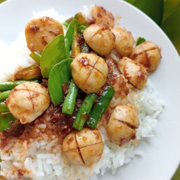 ข้าวผัดพริกแกงลูกชิ้น