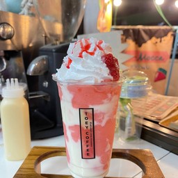 สตรอว์เบอร์รี่โยเกิร์ตปั่นเพิ่มวิปครีม