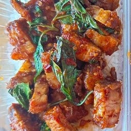 หมูกรอบผัดพริกแกง