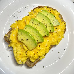 โทสต์อะโวคาโดไข่ข้นลาวา