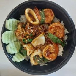 ข้าวหอมมะลิราดกระเพราทะเล
