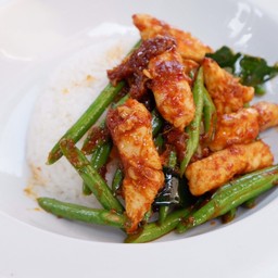 ผัดพริกแกงราดข้าว