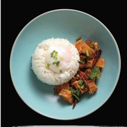 ข้าว ลาบหมูกรอบเสิร์ฟพร้อมไข่ออนเซ็น