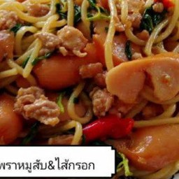 สปาเก็ตตี้ผัดกระเพราหมูสับ+ไส้กรอก
