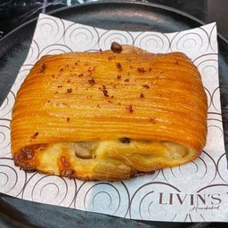 HAM CHEESE  MUSHROOM & WHITE SAUCE PAIN SUISSE