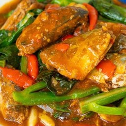 ผัดคะน้าปลากระป๋อง ราดข้าว