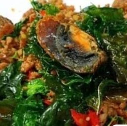 กระเพราไข่เยี่ยวม้าหมูกรอบราดข้าว