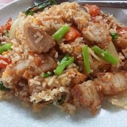 ข้าวผัดหมูกรอบ