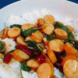 ผัดกะเพราไส้กรอกราดข้าว