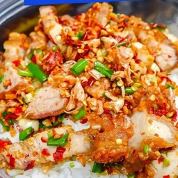 ข้าวหมูกรอบคั่วพริกเกลือ
