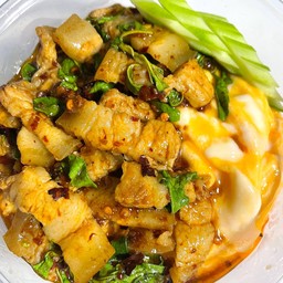 ข้าวกระเพราหมูสามชั้นไข่ข้น