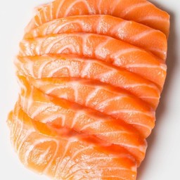 แซลมอน ซาชิมิ 100 กรัม (7-8 ชิ้น)  แถมฟรี! โชยุ วาซาบิ หัวไชเท้าและตะเกียบ 250 บาท