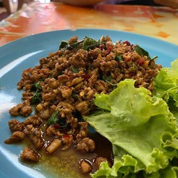 กระเพราหมูสับ กับข้าว