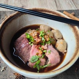[อร่อยซ่ากับโค้ก] ก๋วยเตี๋ยวเรือเนื้อ (น้ำตก) +  โค้ก ออริจินัล (กระป๋อง) 