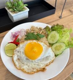 ข้าวผัดกากหมูพริกสดไข่ดาว