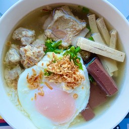 ข้าวต้มหมูพิเศษใส่ไข่ลวก