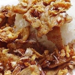 หมูกระเทียมราดข้าว