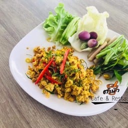 คั่วกลิ้งหมูผักสด (กับข้าว)