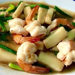 ผัดยอดมะพร้าวกุ้งจืด