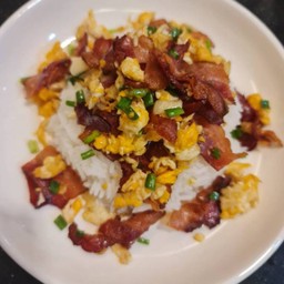 ข้าวไข่ขยี้เบค่อนคั่วพริกเกลือ