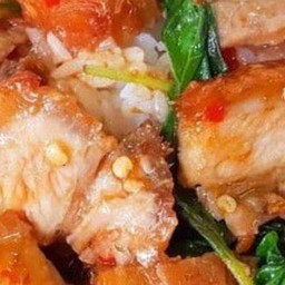 กระเพราหมูกรอบ (กับข้าว)