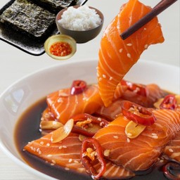 แซลมอนดองซีอิ้ว 100 กรัม ข้าวญี่ปุ่น  สาหร่าย แถมฟรี น้ำจิ้มซีฟุ้ด 1 กระปุก