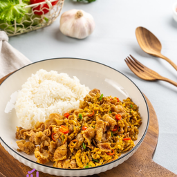 ข้าวไข่คั่วหมูกรุบกรอบ