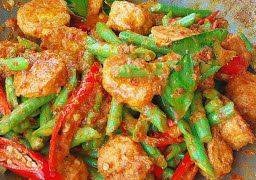 ข้าวผัดพริกแกงเต้าหู้หมูสับ