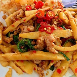 กะเพราหมูสับ หน่อไม้ดองไข่ดาวราดข้าว อิ่มมากพูดเลย