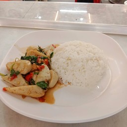 ข้าวกระเพรารวมลูกชิ้น