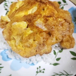 ข้าวหอมมะลิ ราดไข่เจียว2ลูก ใส่หมูสับ แถมซอสพริก