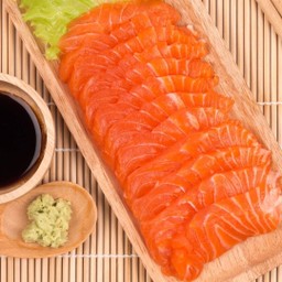 แซลมอน ซาชิมิ 200 กรัม  (15-16) แถมฟรี! โชยุ วาซาบิ หัวไชเท้าและตะเกียบ
