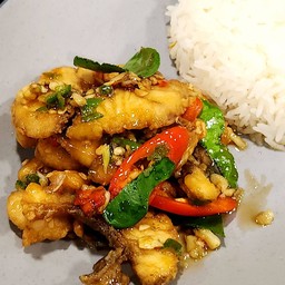 ข้าวราดปลากระพงผัดพริกใบมะกรูด