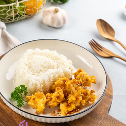 ไข่หมึกทอดกระเทียมราดข้าว