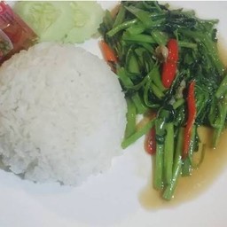 ข้าวราดผักบุ้งไฟแดง