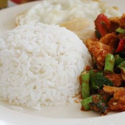 ข้าวราดผัดพริกแกง