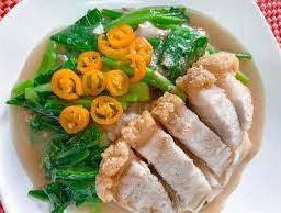 ราดหน้าหมูกรอบ