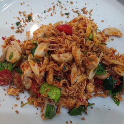 ผัดมาม่าต้มยำไก่