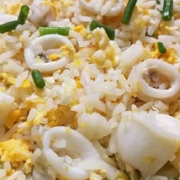 ข้าวผัดปลาหมึก