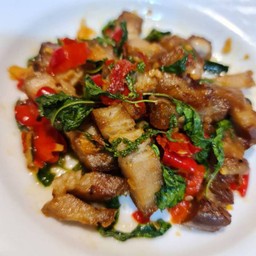 กะเพราหมูกรอบ(กับข้าว)