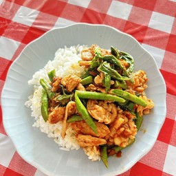 ไก่ผัดพริกแกง