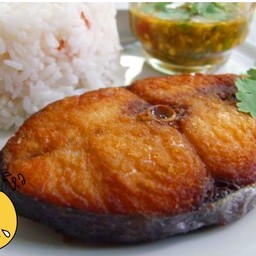 ข้าวหน้าปลาอินทรีย์แดดเดียวทอด