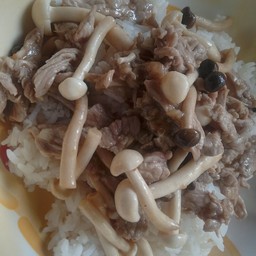 เนื้อน้ำมัยหอยผัดเห็ดราดข้าว