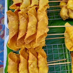 เกี๊ยวทอดไส้กรอกแดง