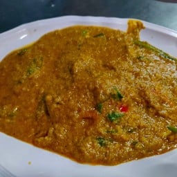 ผัดผงกะหรี่ราดข้าว