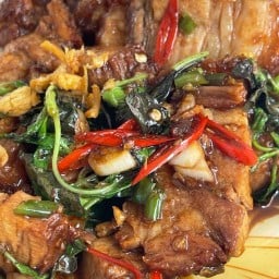 ข้าวกะเพราหมูกรอบเที่ยงคืน