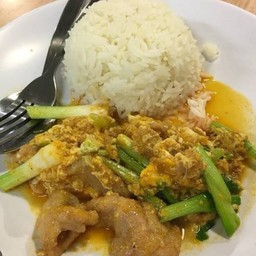 หมูนุ่มผัดผงกะหรี่ราดข้าว